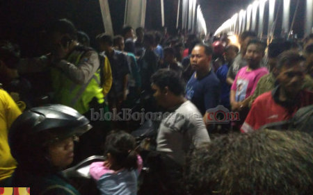 Warga Penasaran, Arus Jembatan Glendeng Macet